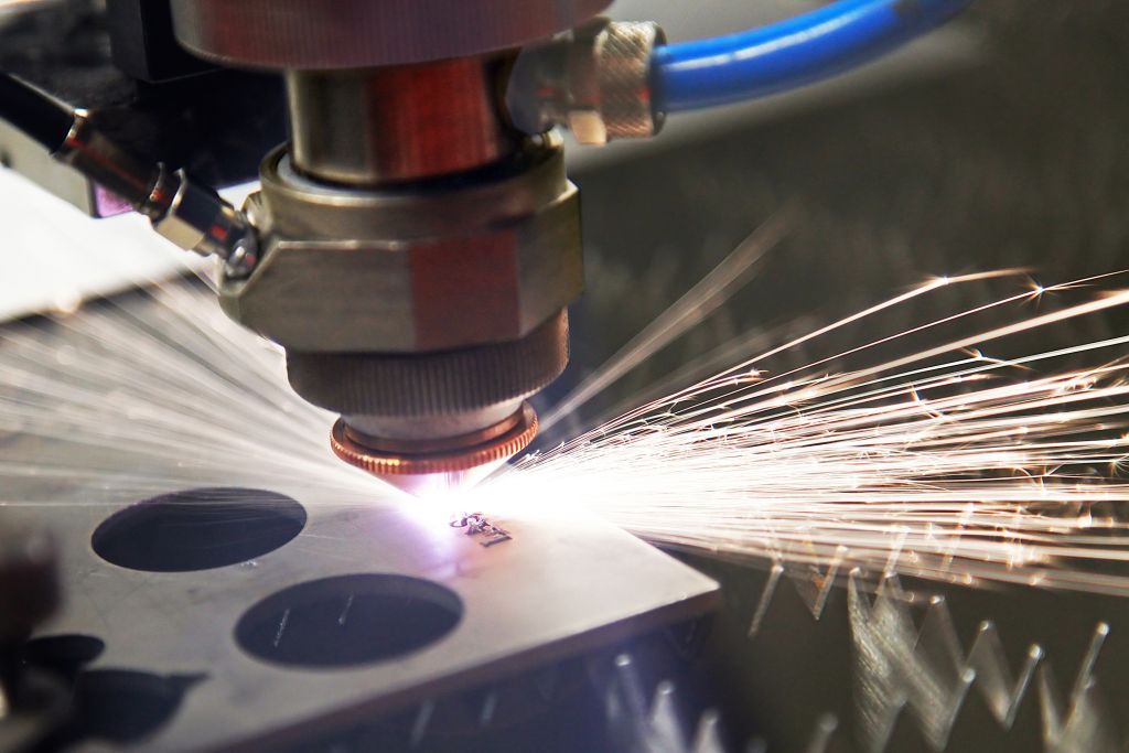 "Laserschneiden von Metallplatten mit intensiver Funkenbildung"