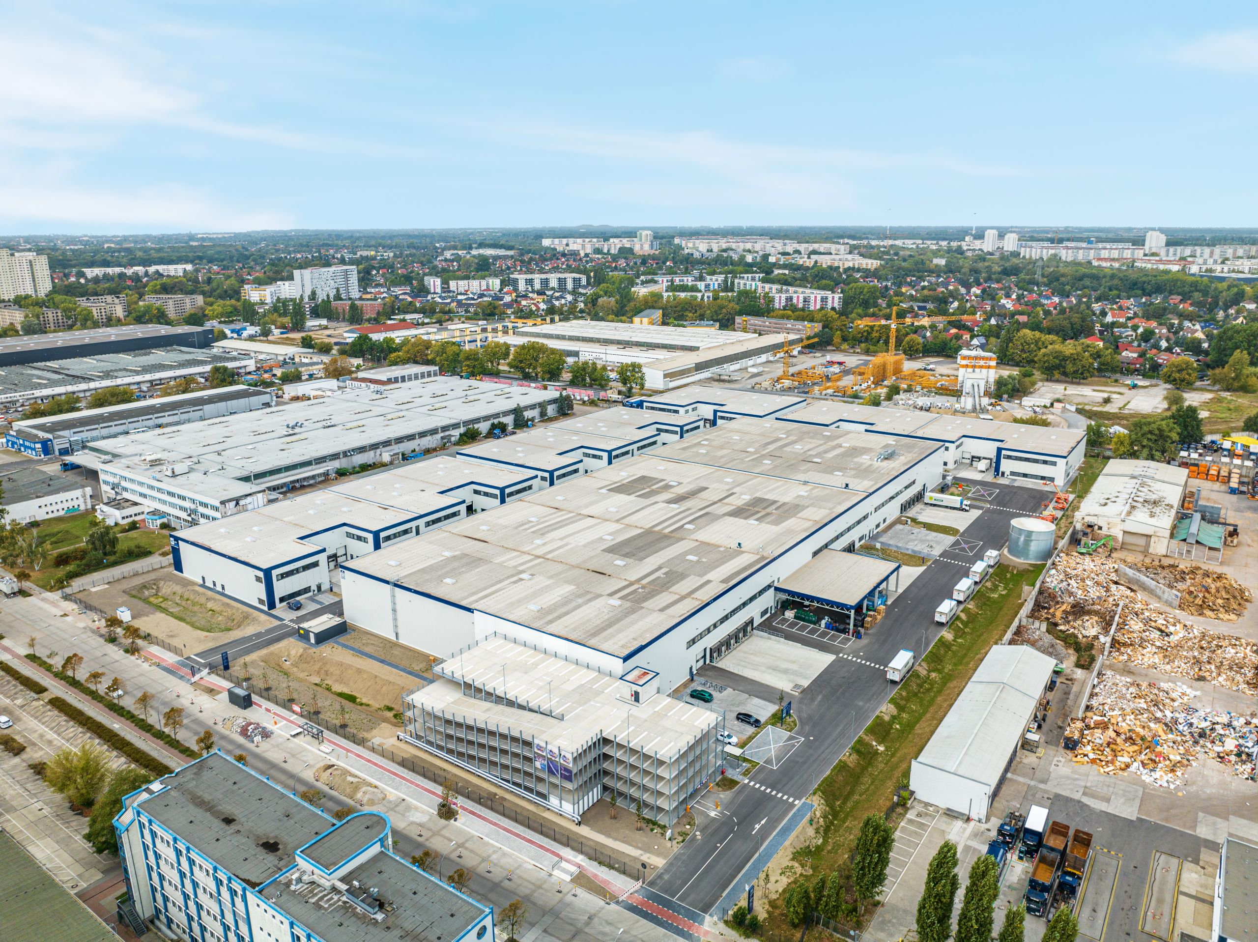 Luftaufnahme des „City Dock Gewerbepark Berlin Zentrum“ mit Fokus auf das erweiterte Messzentrum von CNC24