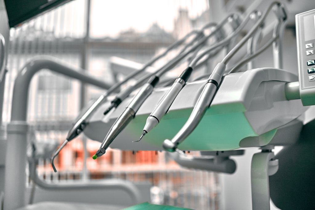 Stomatologisches Instrument in der Zahnarztpraxis. Zahnmedizinische Arbeit in der Klinik. Operation und Zahnersatz. Konzept der Medizin, Gesundheit und Stomatologie. Behandlungszimmer, in dem der Zahnarzt Untersuchungen durchführt und Diagnosen stellt.