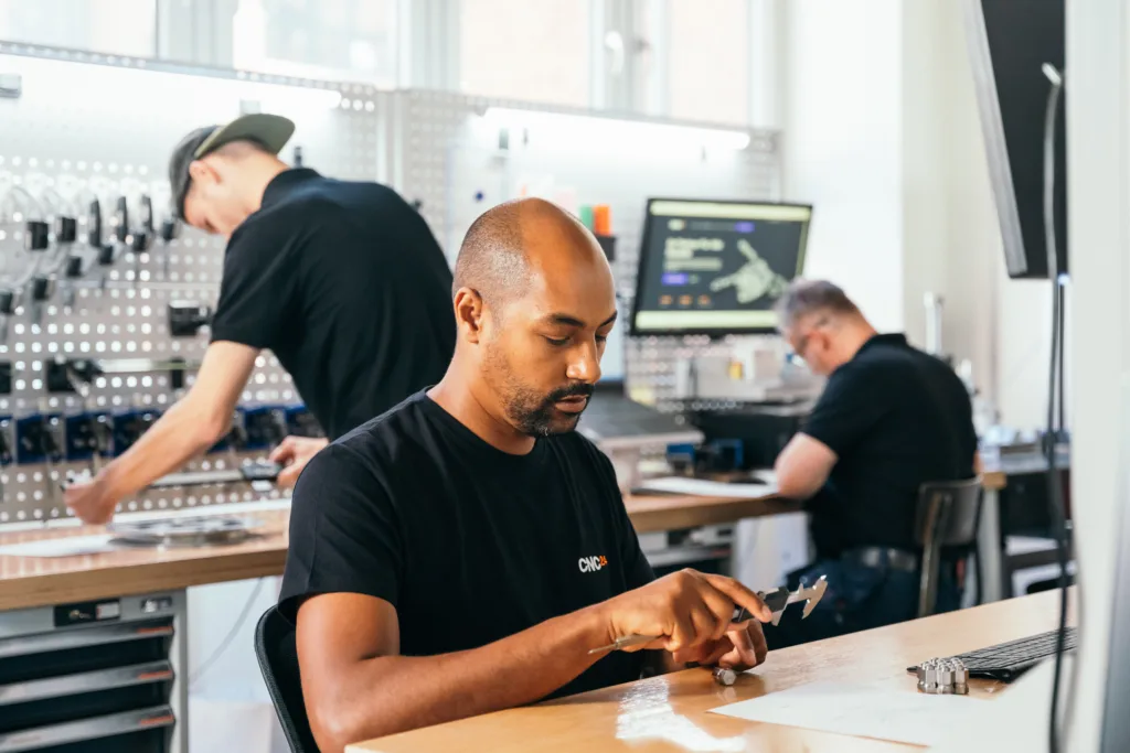 Fertigungsteam bei der Arbeit in der Produktionsstätte